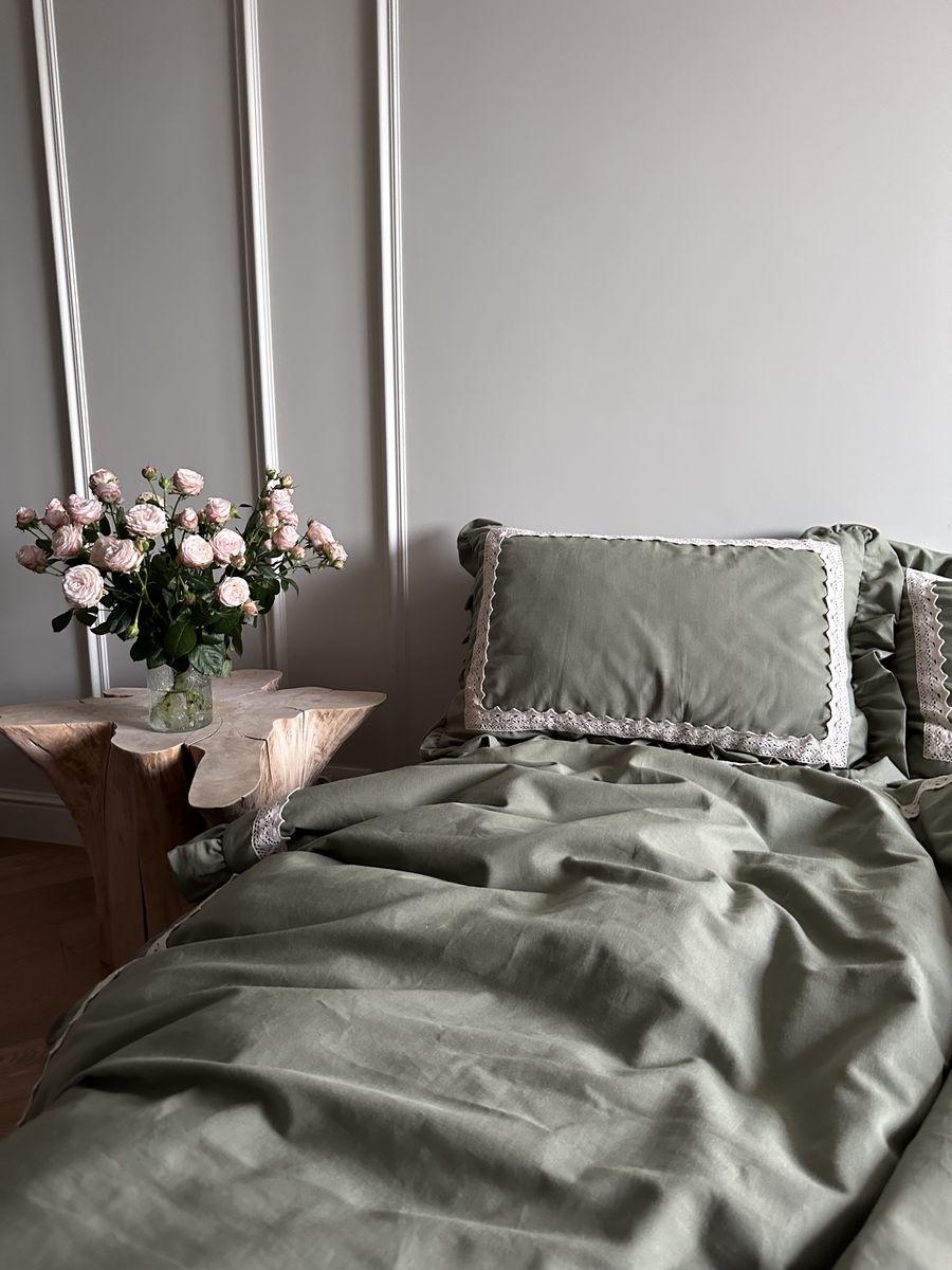 Linen Bedding in Light Green with Delicate Lace