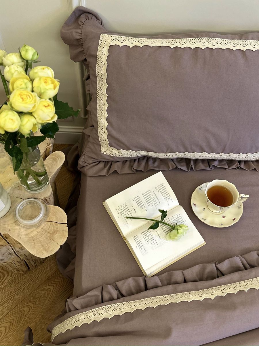 Linen Bedding in Dark Grayish Red with Refined Lace